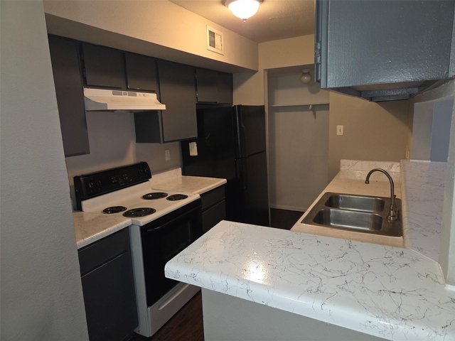 7200 W T C Jester Boulevard - Photo 1