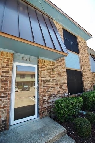 921 Cedar Terrace - Photo 1