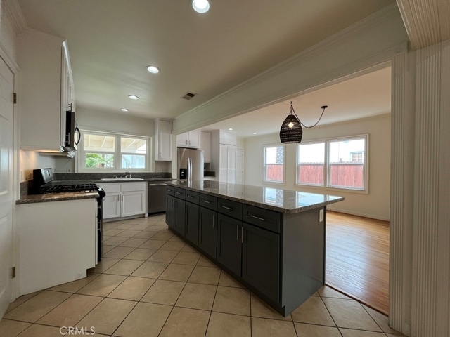 4316 Greenbush Avenue - Photo 1
