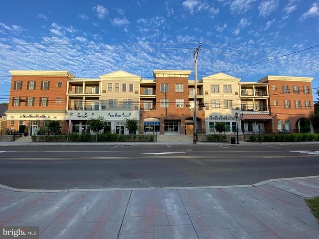 200 N Sycamore Street - Photo 1