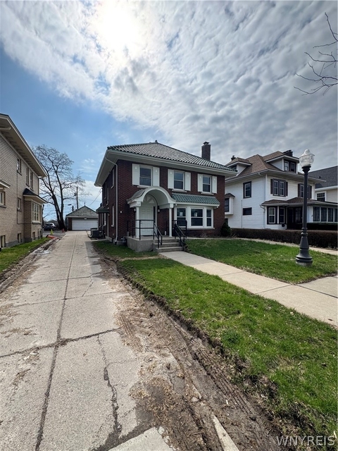 117 W Humboldt Parkway - Photo 1