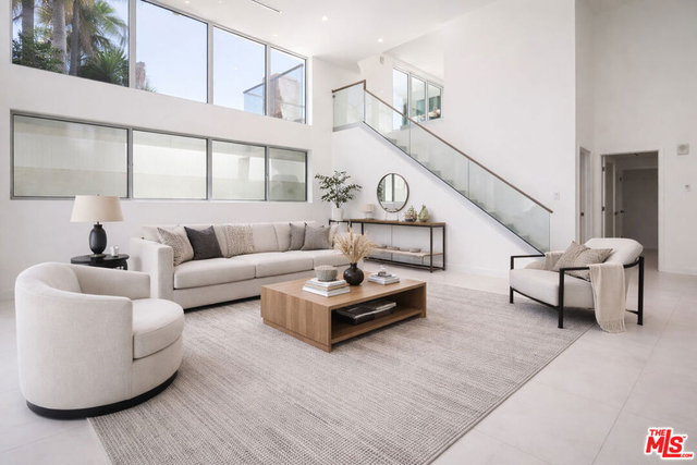 621 N Kings Road - Photo 1
