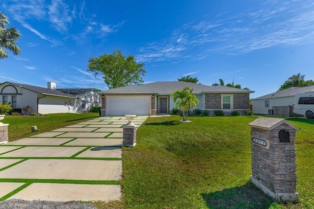 2372 Se Maslan Avenue - Photo 1