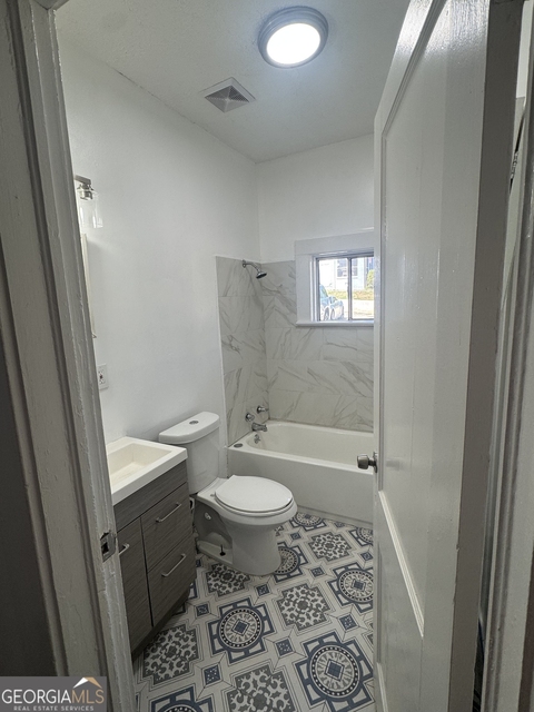 415 Hopkins Street Sw - Photo 1