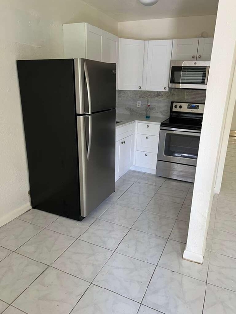 700 Nw 3rd Avenue - Photo 1
