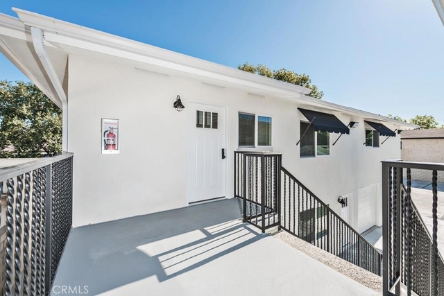 555 N Olive Street - Photo 1