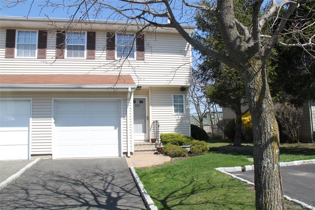 100 Woodlake Drive W - Photo 1