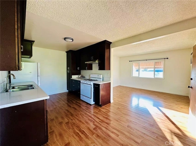 933 N Alameda Avenue - Photo 1