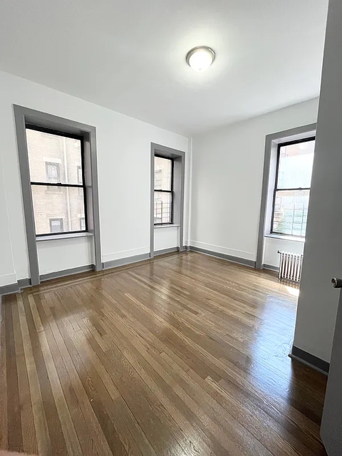 Large Private Room - 550 West  - Photo 1