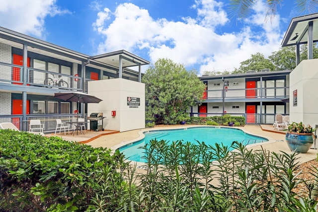 1501 Hyde Park Boulevard - Photo 1