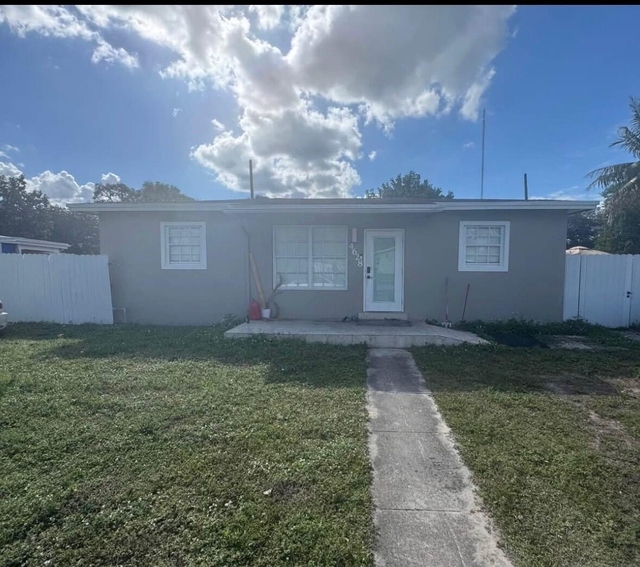 4628 Sw 32nd Drive - Photo 1