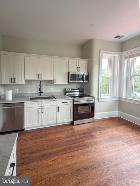401 8th Street Ne - Photo 1