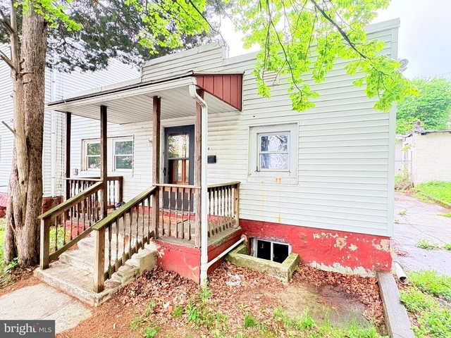 1630 E 9th Street - Photo 1