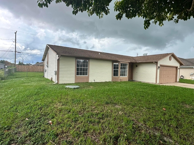 1021 Sw Dubois Avenue - Photo 1