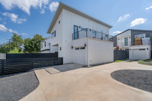1419 Montopolis Dr - Photo 1