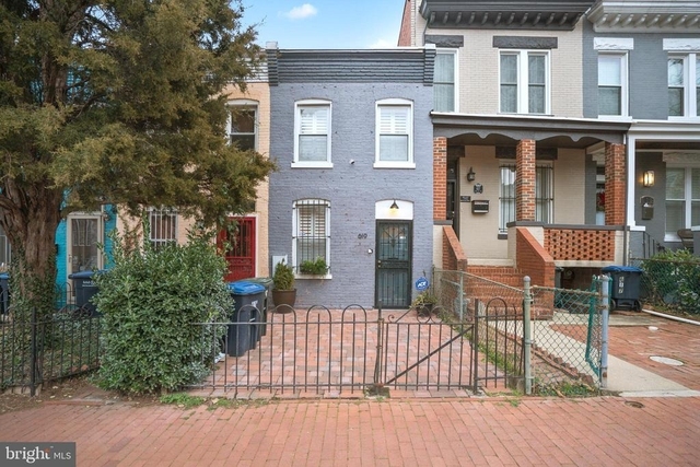 619 11th Street Ne - Photo 1