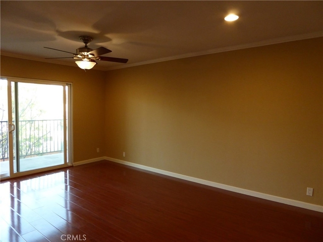 400 N Acacia Avenue - Photo 1
