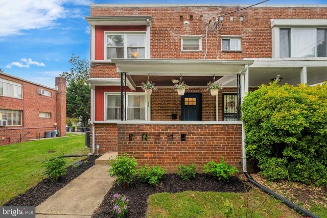 139 Hawaii Avenue Ne - Photo 1