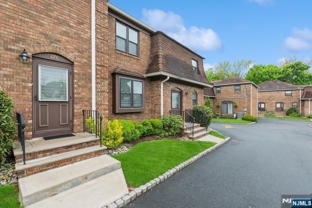 678 Bloomfield - Photo 1