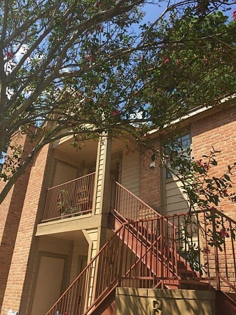 2402 Sycamore Avenue - Photo 1