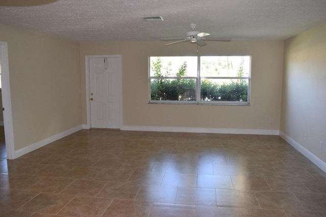 1652 Se Floresta Drive - Photo 1