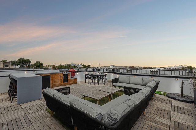 422 W 9th Street - Photo 1