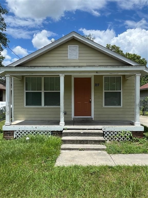 717 W Silver Springs Place - Photo 1