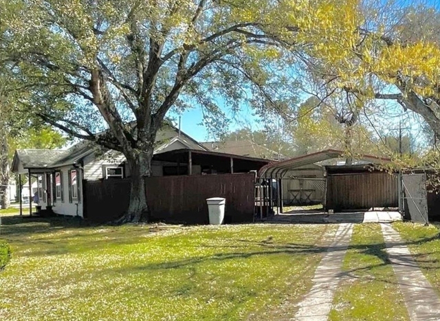 5220 E Parkway Drive - Photo 1
