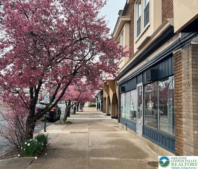 606 W Broad Street - Photo 1