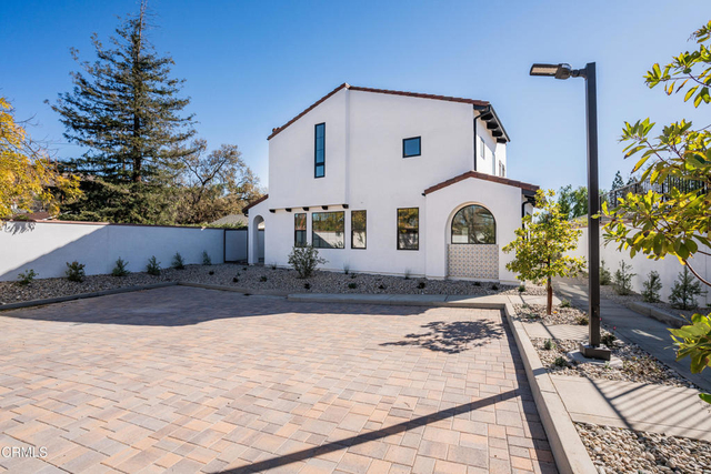 136 N Oakview Drive - Photo 1