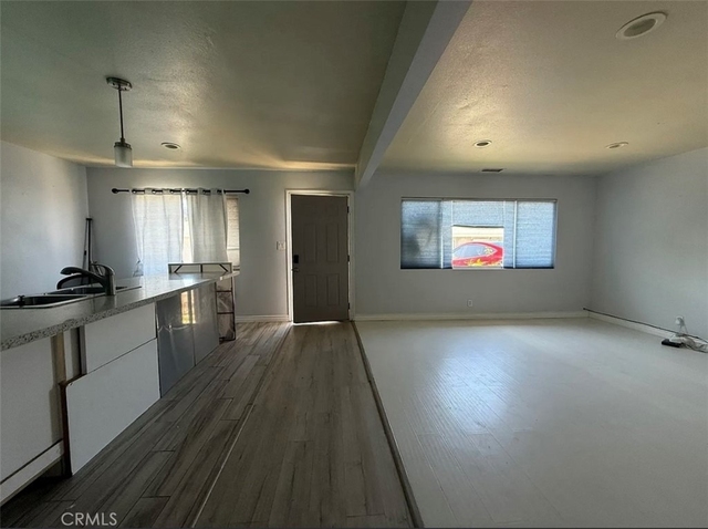8402 Slater - Photo 1
