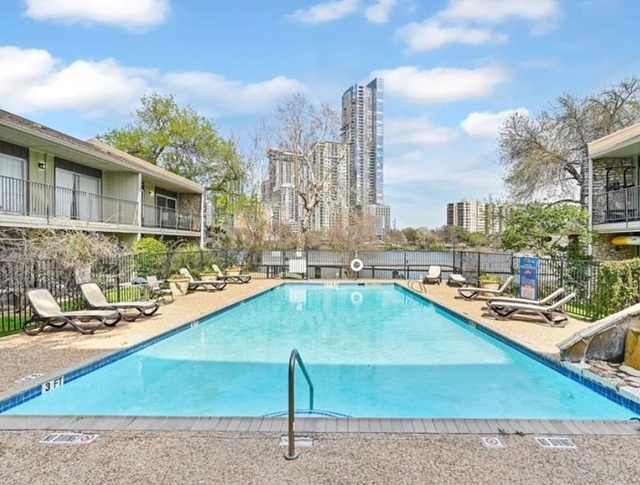 500 E Riverside Dr - Photo 1
