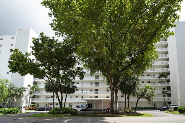 2555 Ne 11th Street - Photo 1