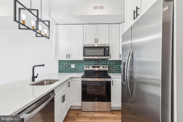415 W York Street - Photo 1