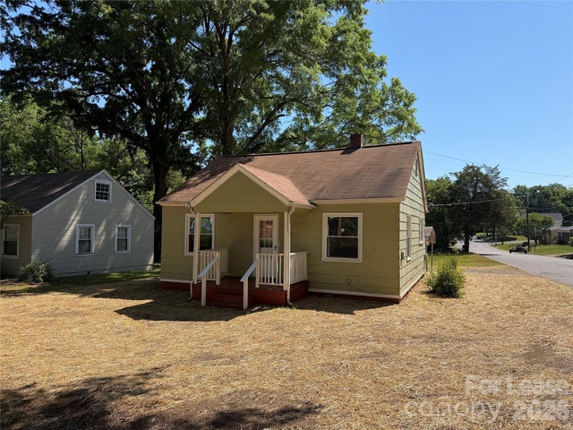 704 N Miller Avenue - Photo 1