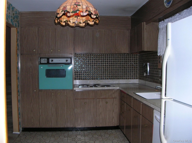 57-04 Cloverdale Boulevard - Photo 1