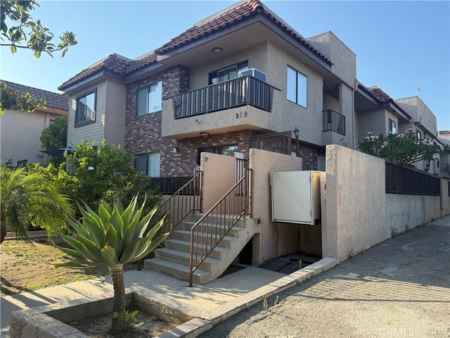 219 E Maple Street - Photo 1