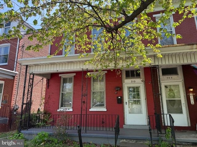 310 N Charlotte Street - Photo 1