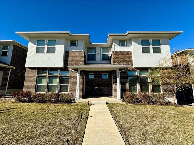 605 W South St - Photo 1