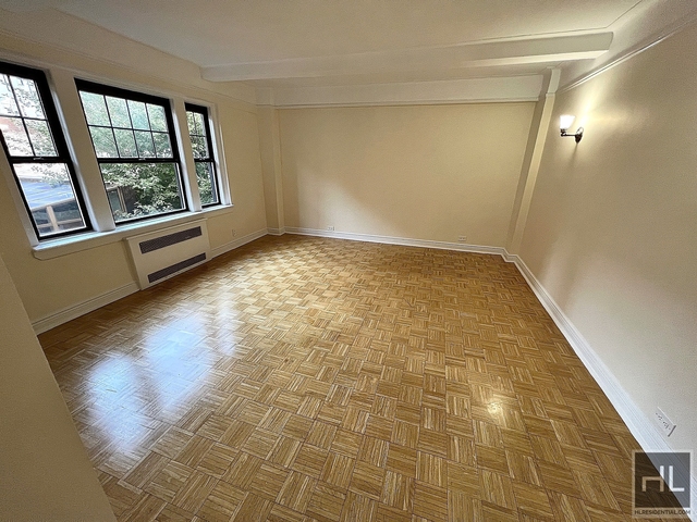 Christopher St - Photo 1
