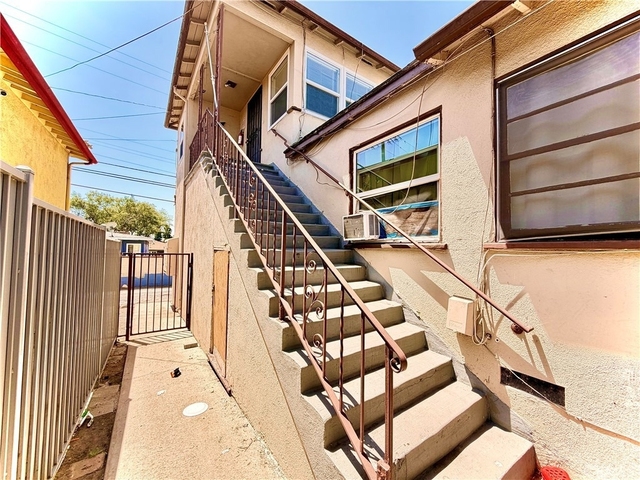 2433 W Beverly - Photo 1