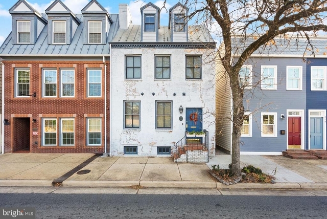 214 S Henry Street - Photo 1