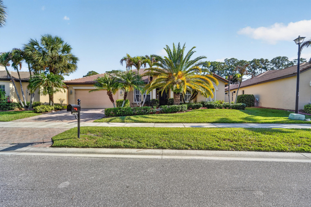 854 Sw Saint Tropez Court - Photo 1