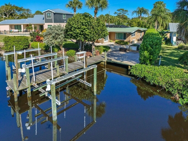 1282 Sw Pelican Crescent - Photo 1