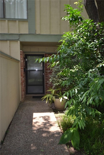 900 W Village Ln - Photo 1