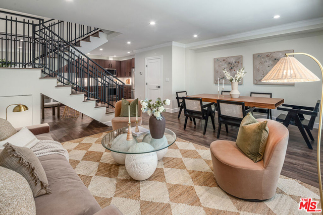 1147 N Beachwood - Photo 1