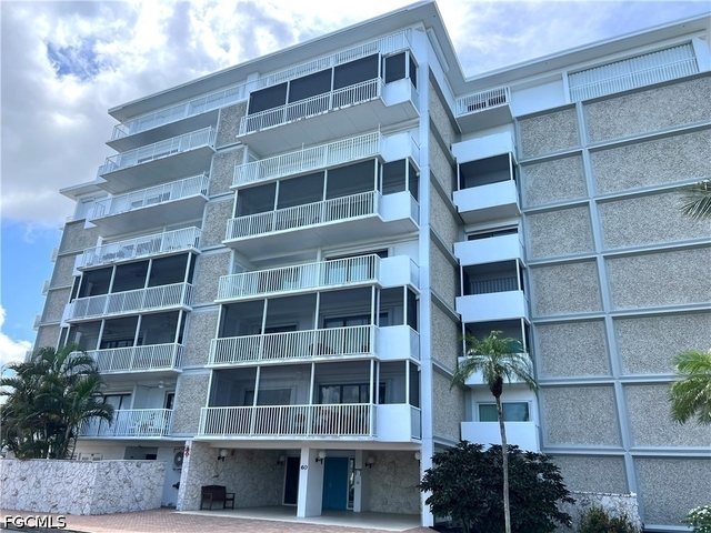 60 Pelican Street W - Photo 1