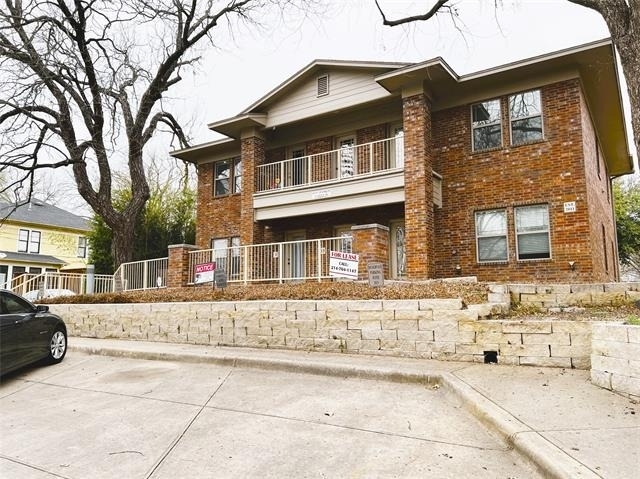 420 W Franklin Street - Photo 1