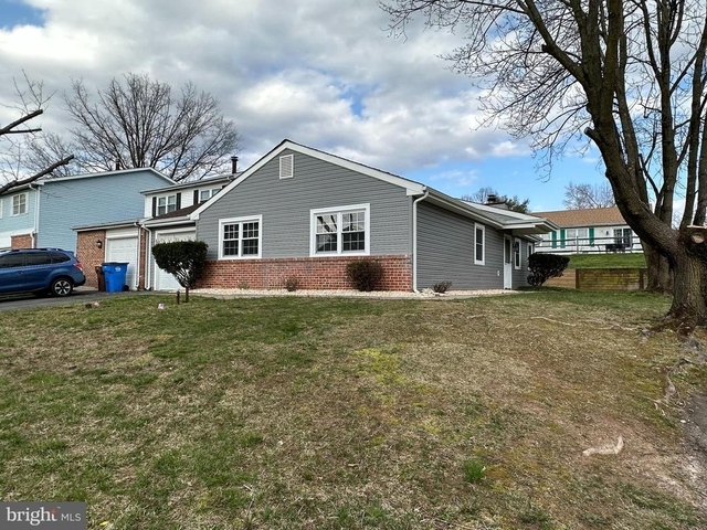 319 Canterbury Court - Photo 1