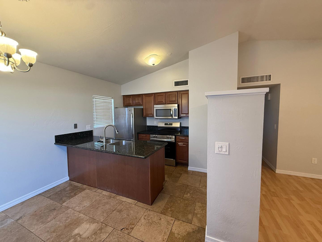 2527 S Maple Avenue - Photo 1